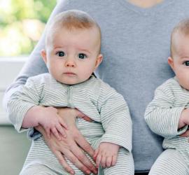 I fratelli gemelli diventano amici delle sorelle gemelle e si confondono. Gemelli amichevoli fratello e sorella