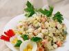 Salade de maïs, bâtonnets de crabe, œufs et champignons