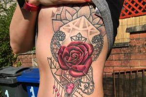 Tatuaż dla dziewczynek - zdjęcie, napisz to znaczenie na plecach'ясті, руці, стегні, ключиці, попереку
